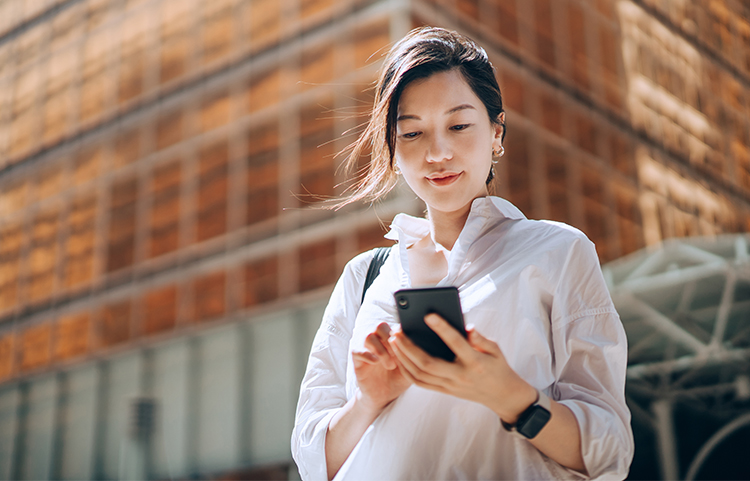 Une femme regardant son téléphone